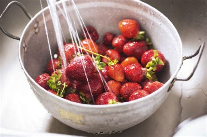 How to wash strawberries with salt