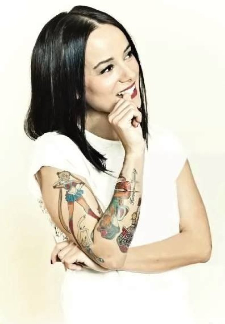 Kelly Lynch: Husband, net worth, tattoos, smoking & body measurements